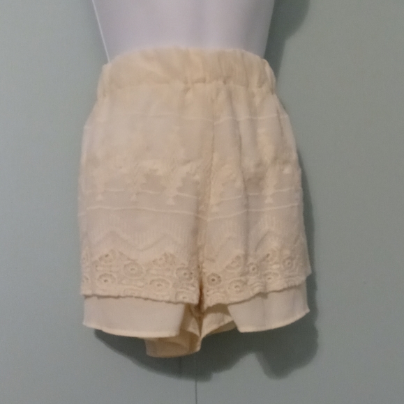 Glam Shorts Size Large Cream Color Lace Overlay Elastic Waist‎ - Picture 1 of 10
